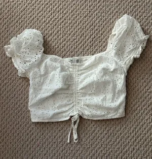Hollister Size Extra Small XS Women's White Eyelet Puff-Sleeve Crop Top thumbnail 1