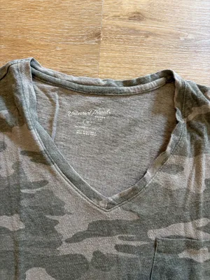 Universal Threads Camo V Neck Pocket Short Sleeve Tee thumbnail 3