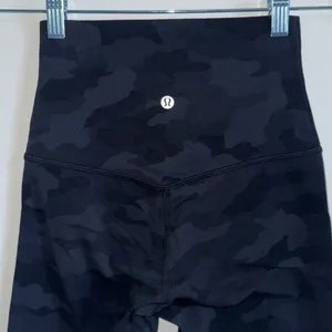 Lululemon Align Shorts Size 4 Black Gray Camo 10” thumbnail 5