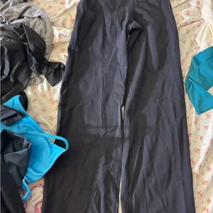 aritzia tna tn action straight leg flare black leggings thumbnail 2
