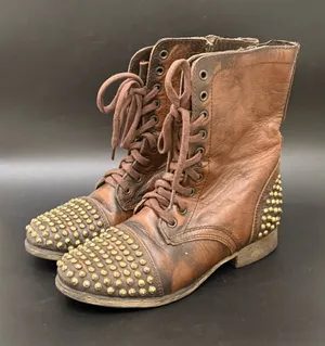 STEVE MADDEN “Tarnney” Distressed Brown Leather Studded Moto Boots Size 7.5M thumbnail 1