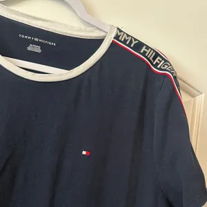 Tommy Hilfiger Navy Short Sleeve Logo T‑Shirt Dress with White Trim thumbnail 2