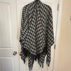 Houndstooth Fringe Poncho Wrap Open Front Shawl Black Grey Woven Cape Womens thumbnail 2