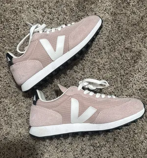 VEJA Sneakers thumbnail 1
