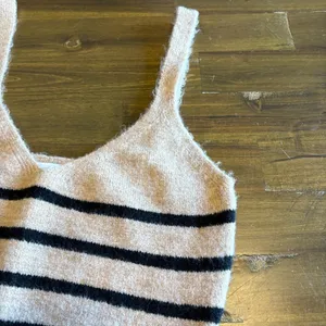 Zara V Neck Sweater Tank Fuzzy Stripped Ribbed Crop Top S Tan Black Layer thumbnail 2