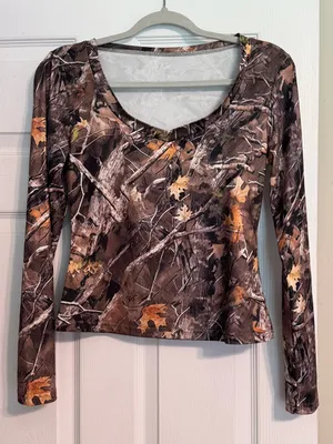 Women’s Camo Print Long Sleeve V-neck Cropped Stretch Top Size Medium thumbnail 3