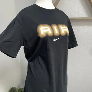 Nike Black White Swoosh Gold Air Short Sleeve Tee Shirt Grunge Alt Streetwear thumbnail 2