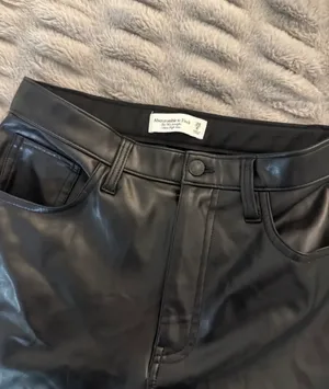 Abercrombie Ultra High Rise 90s Straight Vegan Leather Pant thumbnail 2