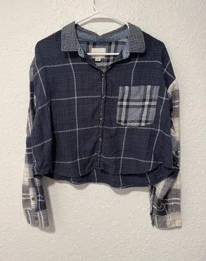AMERICAN EAGLE Navy Blue Plaid Cropped Button Down Flannel Size Large thumbnail 1