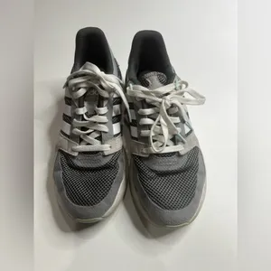 Women’s adidas low top cloud foam running shoes size 7.5 thumbnail 3