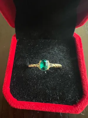 Ladies Gorgeous Golden with Faux Emerald Gemstone Ring Size 8 thumbnail 2