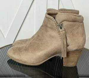 Report Chloey Womens Ankle Boots Size 8.5 Tan Suede Side Zip Stacked Block Heel thumbnail 1