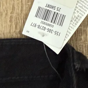 Abercrombie & Fitch curve love high rise jeans cuff hem in black (25 short) thumbnail 4