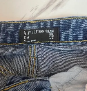 PRETTYLITTLETHING Mid Blue Ripped Mom Jeans thumbnail 8