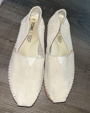 Cream Suede Toms Slip On Flats – Classic Everyday Neutral – Size 8 thumbnail 1