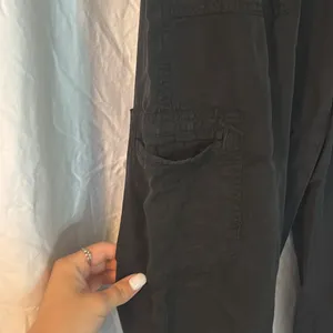 American Eagle Outfitters Black Cargo Pants Relaxed Fit Size Medium thumbnail 2