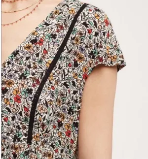 🩷ANTHROPOLOGIE VANESSA VIRGINIA FLORAL LADDER LACE VNECK TUNIC TOP, Size Small thumbnail 2