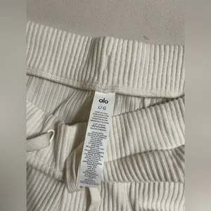 Alo Yoga NWOT Muse Sweatpants Ivory Size L thumbnail 9