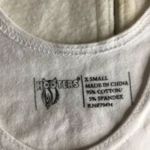 B36 #14 Hooters Girl Worn Tank Top White Size XSmall thumbnail 2
