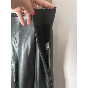 Abercrombie & Fitch Vegan Leather curve love Pants Women M Black Edgy Slit Hem thumbnail 4