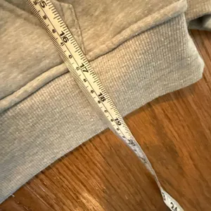 Amazon cropped grey pullover hoodie size M thumbnail 6