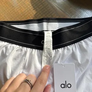 Alo Yoga white tennis skirt with black waistband size L thumbnail 3