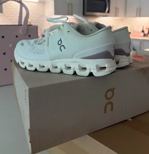 Women’s On Cloud thumbnail 1