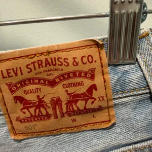 Levi's 501 Original Shorts Size 27 Light Wash Blue High Waisted Raw Hem Denim thumbnail 4