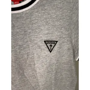 Guess Gray Logo Ringer Tee Y2K Baby Tee Casual Basic Logo Top‎ thumbnail 2