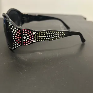 Elegant Black Sunglasses thumbnail 3