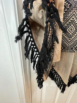 Geometric Patterned Shawl With Tassels  thumbnail 4