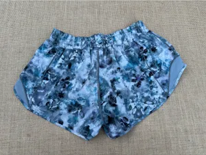 Lululemon Hotty Hot Low Rise Short Kaleidofloral Multi/Blue Cast -Size 6 thumbnail 1