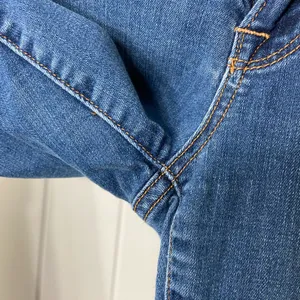 EUC Lucky Brand women’s blue medium wash Sofia‎ capri denim jeans summer stretch thumbnail 2