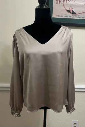 Ann Taylor Factory Women's Champagne Satin V-Neck Blouse Size M. NEW thumbnail 1
