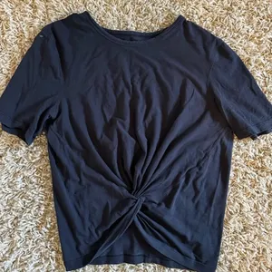 Lululemon crop top thumbnail 1