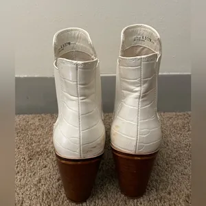 Chinese Laundry White Snakeskin Ankle boots thumbnail 5