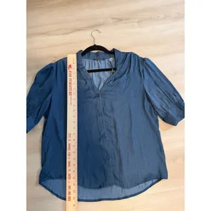 T Tahari Blouse Deep Slate Blue L Womens Silky Short Sleeve V-Neck NEW Office thumbnail 4