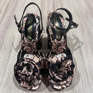 Express Floral Rosette Platform‎ Heels Ankle Strap Chunky High Heel Sandals Sz 7 thumbnail 5