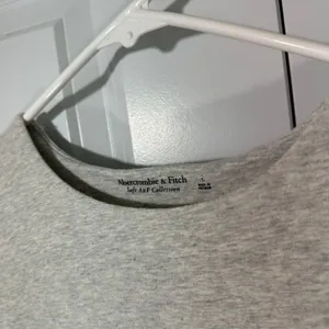 Abercrombie Long-Sleeve Cotton-Blend Seamless Fabric Crew Bodysuit Light Gray‎ L thumbnail 3