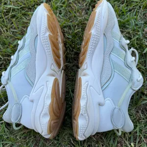 Adidas Ozweego Women’s 8.5 Off White Linen Green Gum Sneakers Running Shoes thumbnail 8