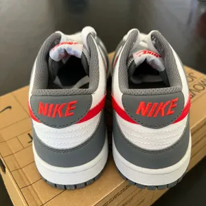 New NIKE Dunk Low Next Nature GS 'Smoke Grey Light Crimson' thumbnail 8