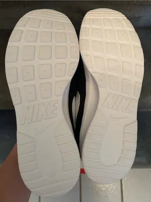 NEW Nike Women’s Tanjun Sneakers thumbnail 4