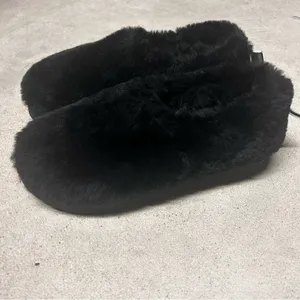 UGG Classic Cozy Bootie Black Sheepskin Slipper Boot Booties Women’s Size 6 thumbnail 5
