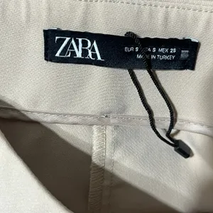 Zara Women's Cream High Waist‎ Cropped Button Trouser Pants Size Small thumbnail 3