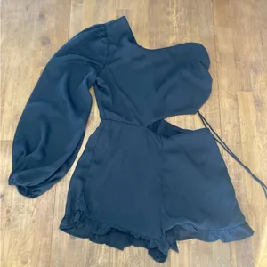 Lulu's Black One-Shoulder Cutout Ruffle Romper thumbnail 2
