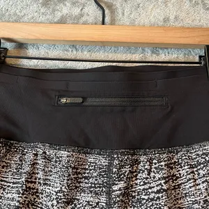Lululemon Pace Perfect‎ Short (3") Air Time White Black Size 10 thumbnail 4