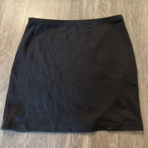 XL Black Mini Skirt thumbnail 1