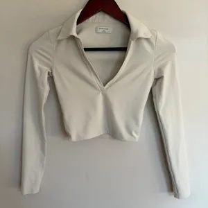 Babaton Aritzia Cream Long Sleeve V-Neck Collared Crop Top‎ 2XS Minimalist thumbnail 1