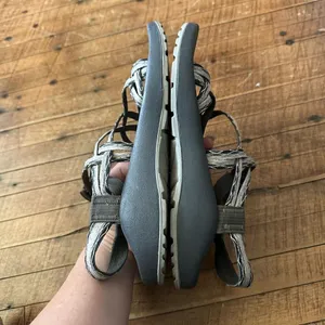 Chacos strappy black & gray W8 gorpcore hiking sandals thumbnail 6