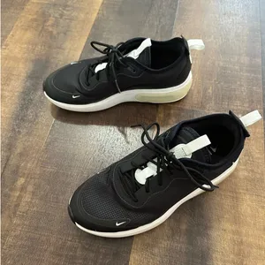 Nike Air Max Motion 2 Sneakers Black White Women’s Size 7 Running Shoes thumbnail 5